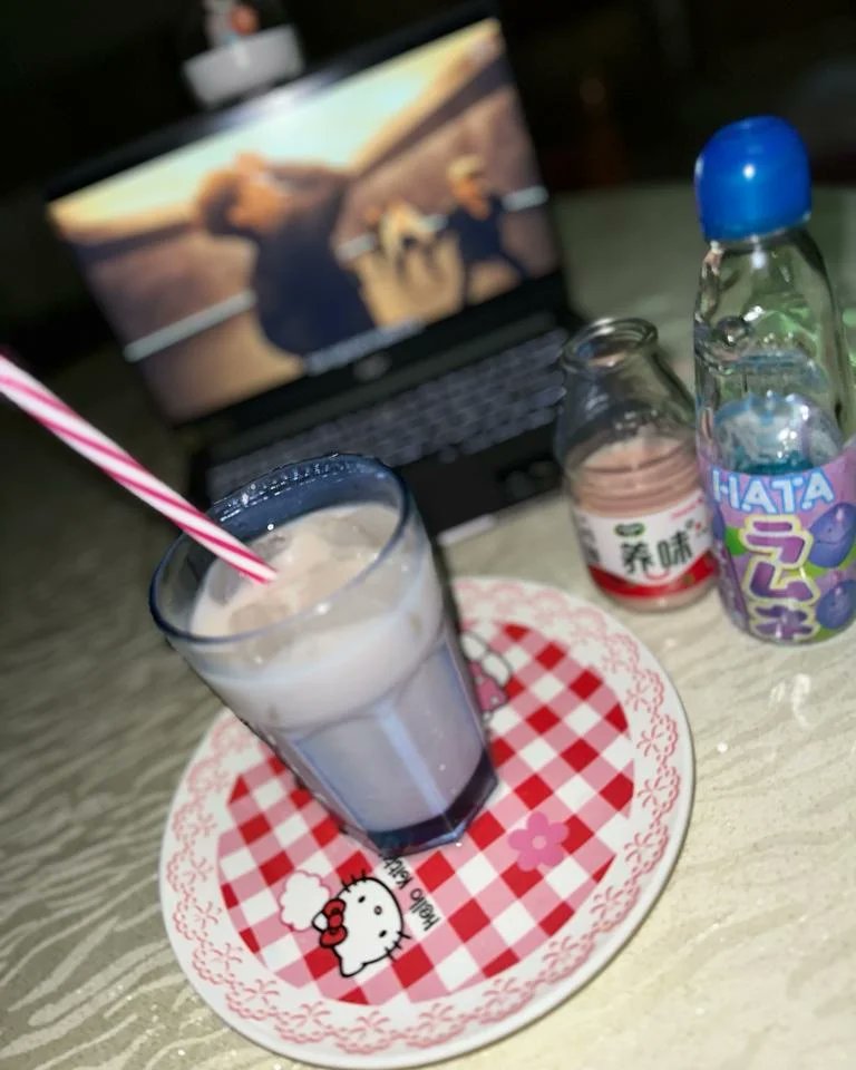 xiudou__'s tweet photo. watching EXO videos Let's spend a beautiful day EXO-L and please Don't forget to stay healthy and safe No words can express how much I love you May EXO and EXOL stay together forever WE ARE ONE ❤️‍🩹🥺

#9YearsWithEXOLove #HappyEXOLDay #L148 #EXOLpromiseEXO #EXOL https://t.co/o4RFol1zhm