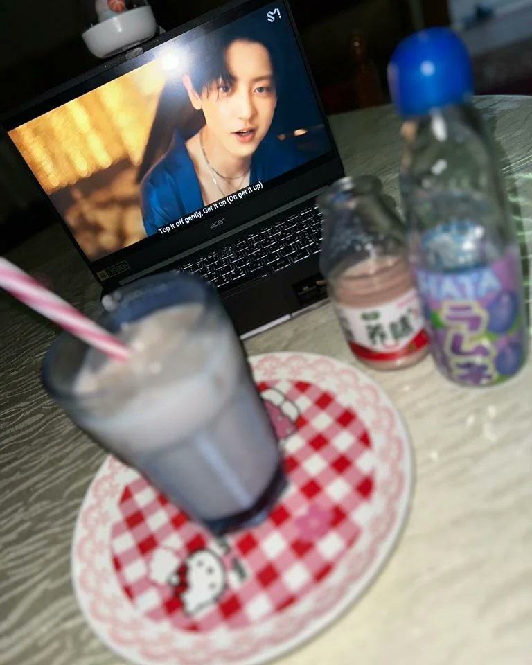 xiudou__'s tweet photo. watching EXO videos Let's spend a beautiful day EXO-L and please Don't forget to stay healthy and safe No words can express how much I love you May EXO and EXOL stay together forever WE ARE ONE ❤️‍🩹🥺

#9YearsWithEXOLove #HappyEXOLDay #L148 #EXOLpromiseEXO #EXOL https://t.co/o4RFol1zhm