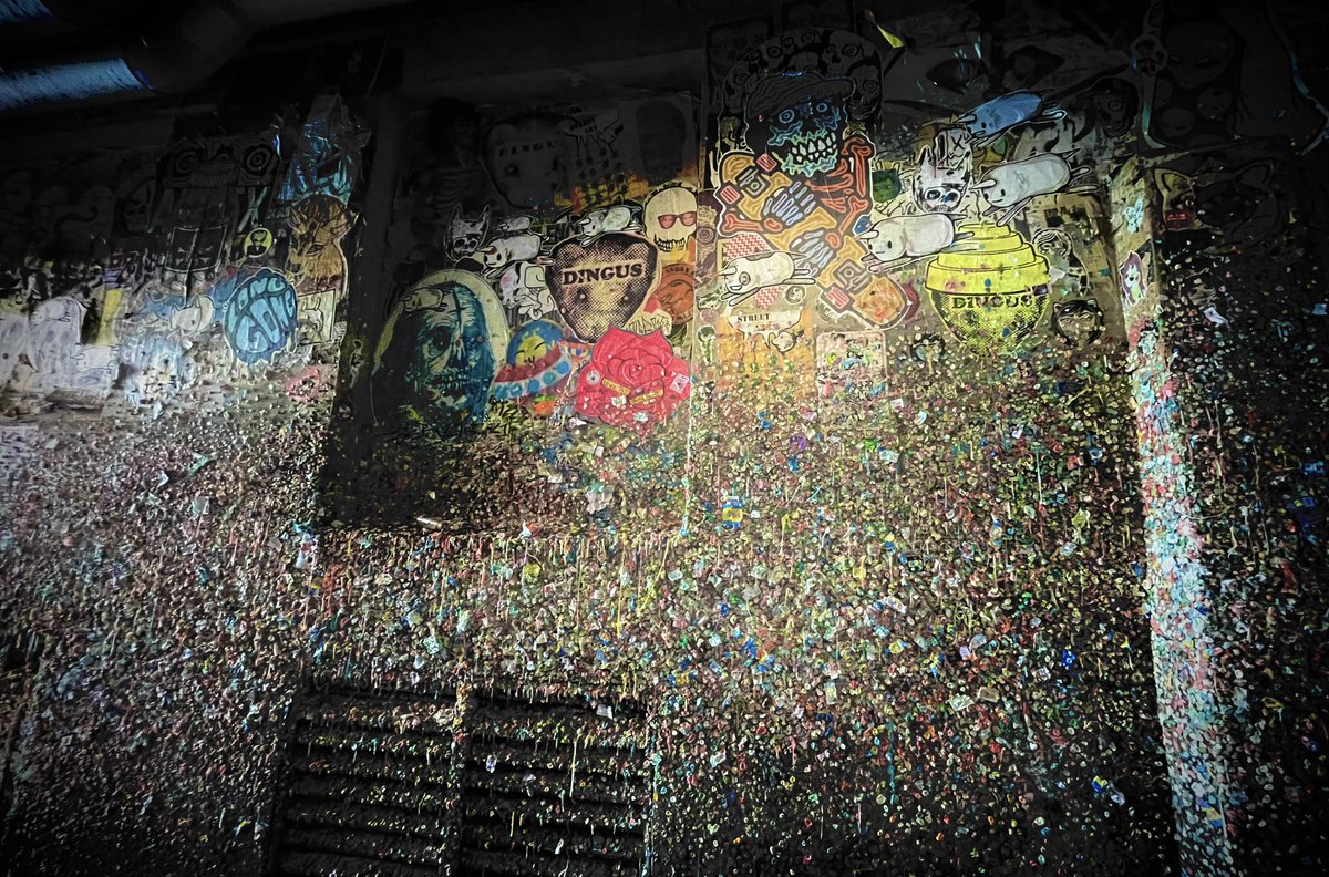 djhexum's tweet photo. @JimiHendrix Statue + #GumWall #Seattle https://t.co/zC5cSCXsus