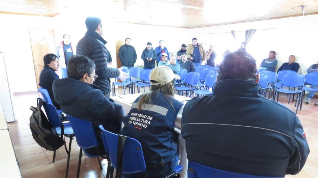 MinagriMaule's tweet photo. HOY Seremi @MinagriMaule se reunió con agricultores de Villa Prat en #SagradaFamilia y con alcalde, Francisco Meléndez, para explicar los pasos que ha dado hasta ahora el @MinagriCL y qué acciones seguimos desarrollando para ayudar a los agricultores  afectados por temporal https://t.co/BCnBRtoIGD