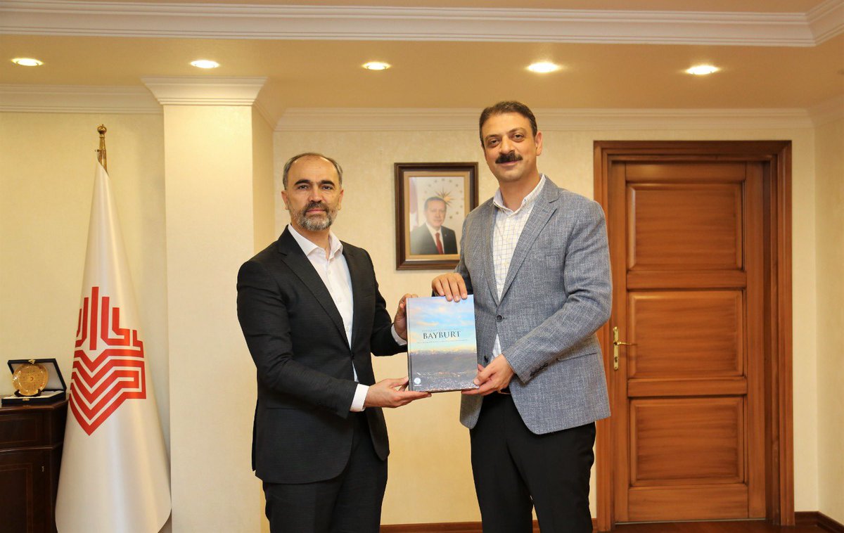 Çok değerli dostumuz, büyüğümüz Vakıflar Genel Müdürü @SinanAksu beyefendiyi ziyaret ederek, kendisini üniversitemizin 15. kuruluş yıldönümü etkinliklerine davet ettik.