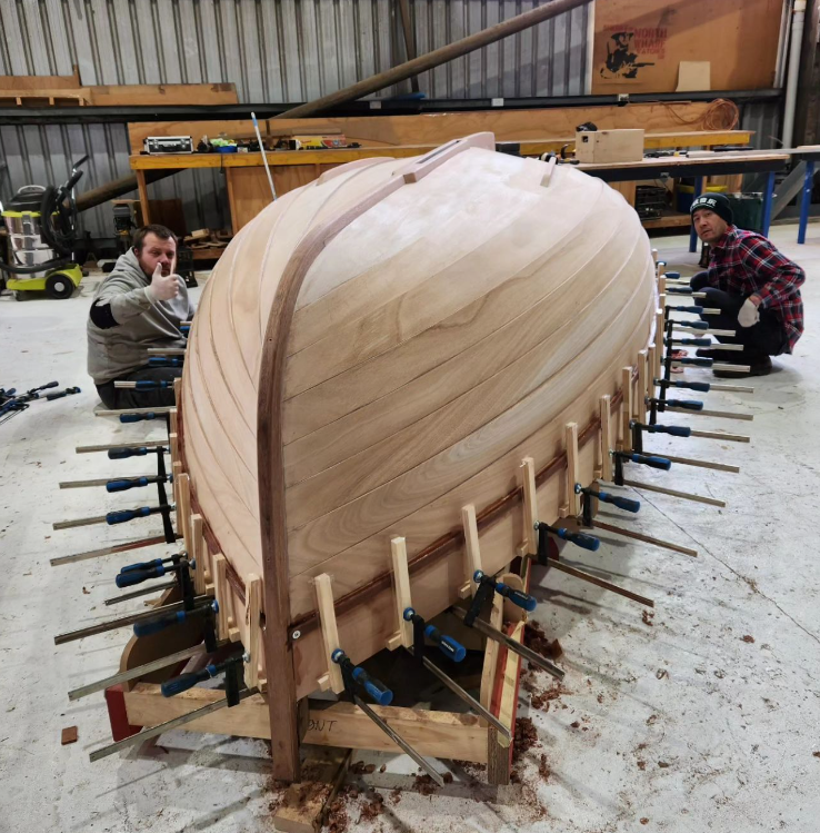 WESTSYSTEMEPOXY's tweet photo. Exciting developments are underway for the #ilur as Nick Atkins adds outer timbers and applies a protective layer of #WestSystemEpoxy, followed by an epoxy primer.🔨⛵️🌳

#woodenboatbuilding #woodenboat #westsystem #inprogress #epoxy #boatbuilding https://t.co/7fv3YVd4KE