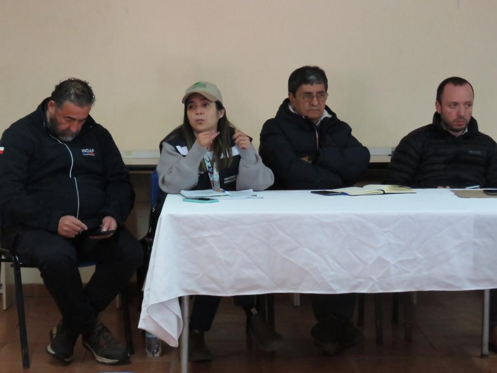 MinagriMaule's tweet photo. HOY Seremi @MinagriMaule se reunió con agricultores de Villa Prat en #SagradaFamilia y con alcalde, Francisco Meléndez, para explicar los pasos que ha dado hasta ahora el @MinagriCL y qué acciones seguimos desarrollando para ayudar a los agricultores  afectados por temporal https://t.co/BCnBRtoIGD