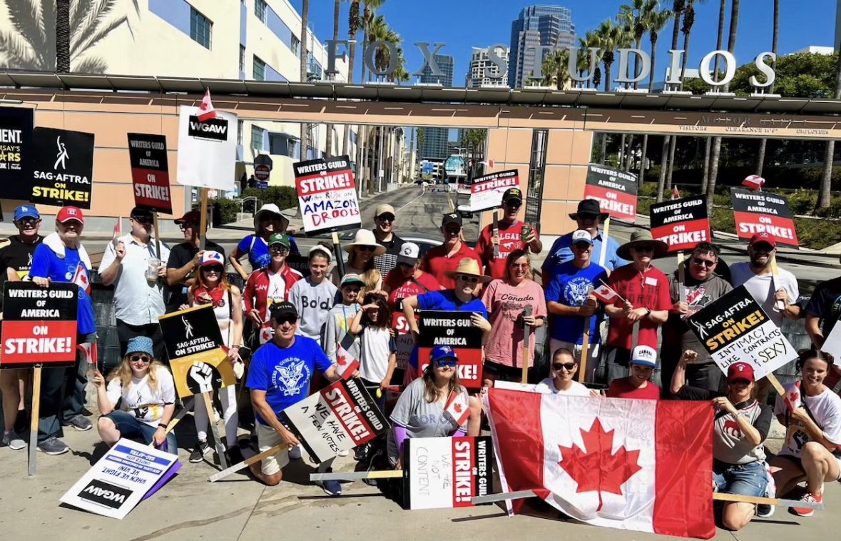 pmiscove's tweet image. Yesterday’s Canadian Picket at FOX! ❤️🇨🇦🪧 #wgastrong #sagstrong #hotlaborsummer