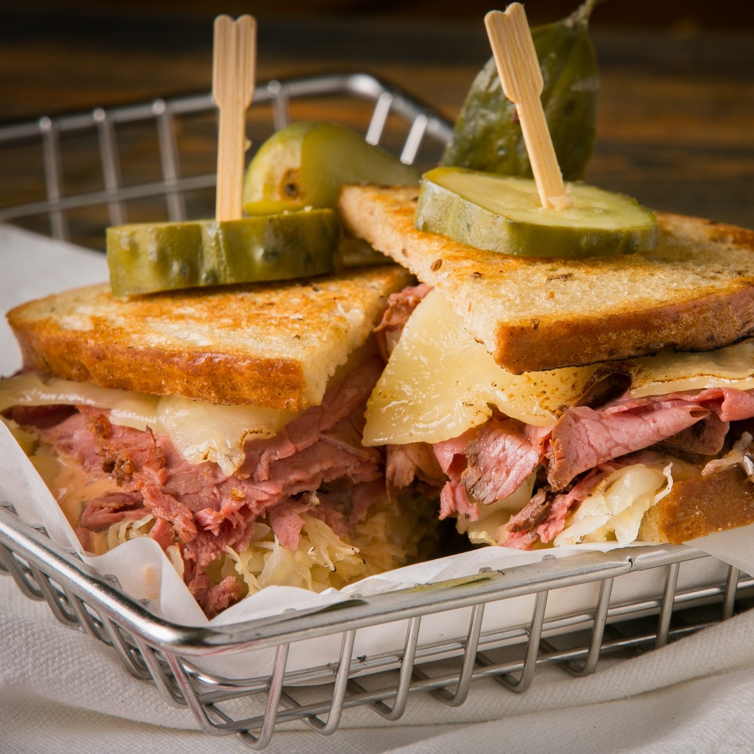 The classic #Reuben sandwich 🥪👌 in honor of #NationalSandwichMonth &amp; #NationalDeliMonth 

#cornedbeef #reubensandwich
Recipe link: ow.ly/tz5E50Ptcea