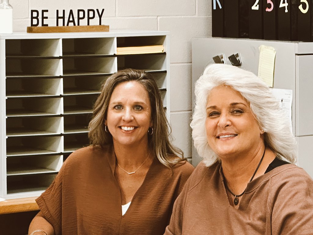 MaryannPledger's tweet photo. Registration was a success, thanks to all our faculty and staff! @OakGroveTigers https://t.co/toIGacyq96