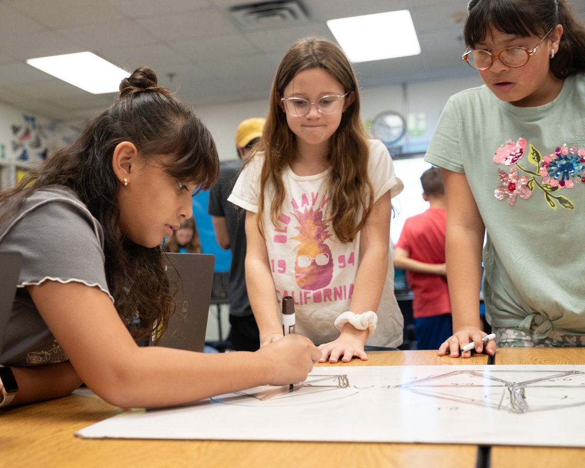 ChandlerUnified's tweet image. FUTURE FRIDAY: Students at Jacobson Elementary School are learning about educational technology that gives them STEAM and coding skills for future success! Learn more about our Portrait of a Learner initiative: cusd80.com/portraitofalea… #WeAreChandlerUnified @JacobsonJets