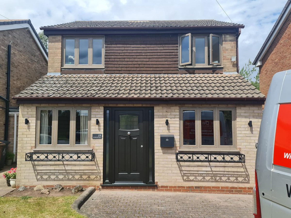 DWWindowsLtd's tweet image. 🤩🏡 Sleek up your home with these beautiful flush casement windows...we really think they add a touch of style and elegance to your property✨

What do you think? 🤔

Book in today for a FREE no obligation quote - call us on 01902 661 779 ☎️

#windows #flush #kerbappeal  # ...