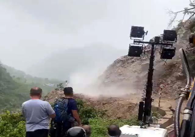 6 मील के पास फिर हुआ लैंडस्लाइड, चंडीगढ़-मनाली NH यातायात के लिए बंद
m.himachal.punjabkesari.in/himachal-prade…

#MandiHindiNews #6Mile #Chandigarh-ManaliNH #Landslide #HimachalPradeshHindiNews #MandiLocalHindiNews #MandiHindiSamachar