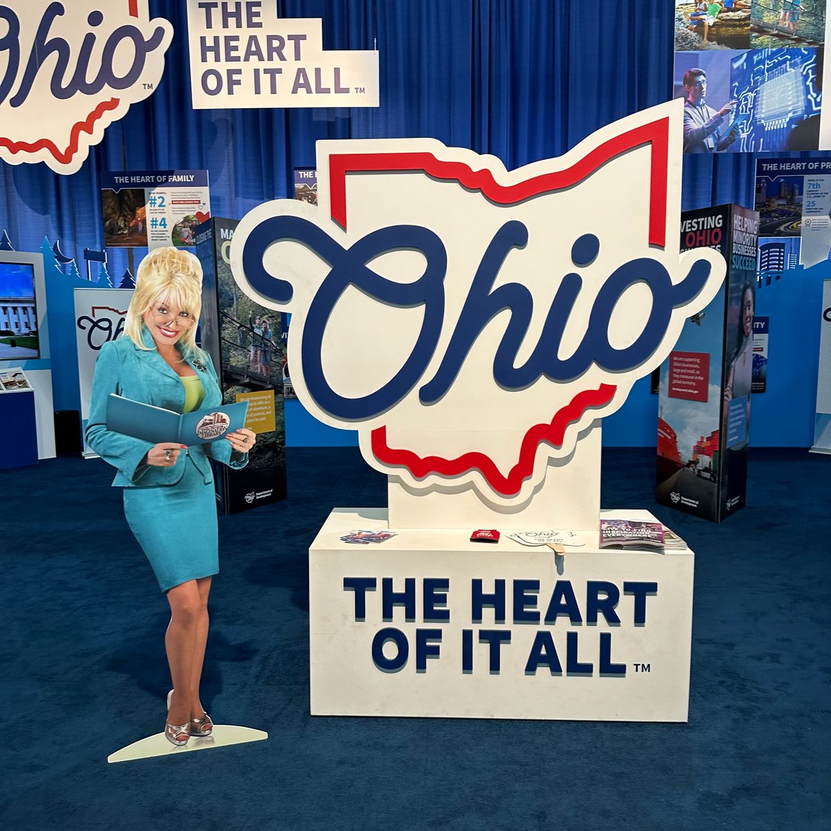 Readin' 9-to-5 with @ImaginationOhio in #OhioTheHeartofitAll ❤️💙🤍 at the #OhioStateFair