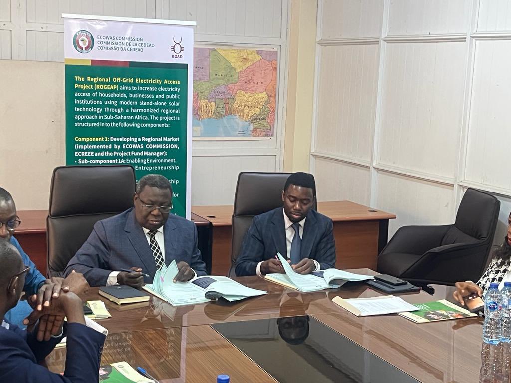 Rogeap_PFM's tweet photo. Exciting news! ECOWAS has partnered with a consortium of firms for the #ROGEAP Project, providing technical and financial assistance in off-grid solar PV. TSC Global/Intech-GOPA/AFC/BB and Co have been appointed as Project Fund Manager.
1/2 https://t.co/K2mDpWIoxo