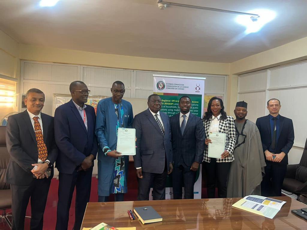 Rogeap_PFM's tweet photo. Exciting news! ECOWAS has partnered with a consortium of firms for the #ROGEAP Project, providing technical and financial assistance in off-grid solar PV. TSC Global/Intech-GOPA/AFC/BB and Co have been appointed as Project Fund Manager.
1/2 https://t.co/K2mDpWIoxo