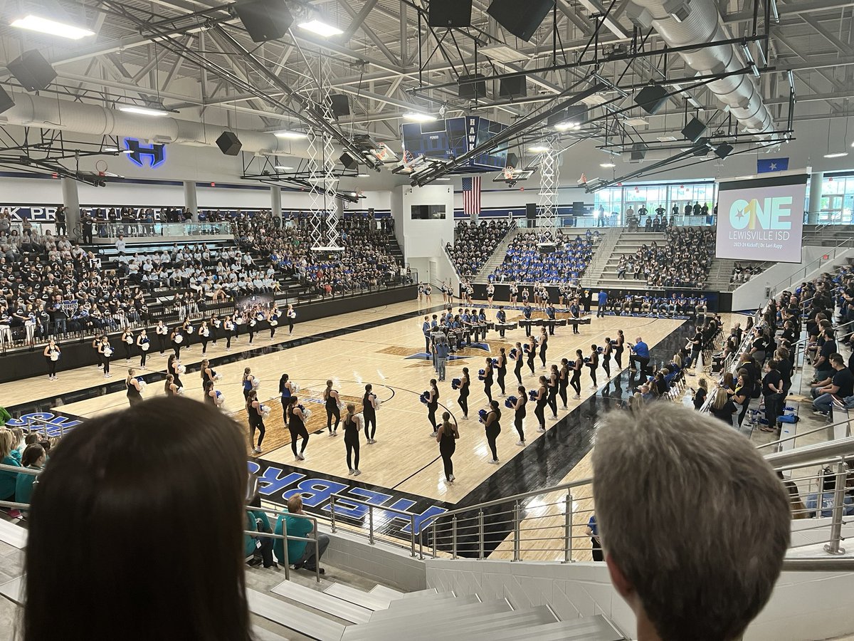 MKMusicTx's tweet photo. Once a band kid, always a band kid! Loved seeing the band and drum line at the HHS feeder pattern pep rally today! #oneLISD #musictherapy #bestjobever https://t.co/OrJzfbMxhw