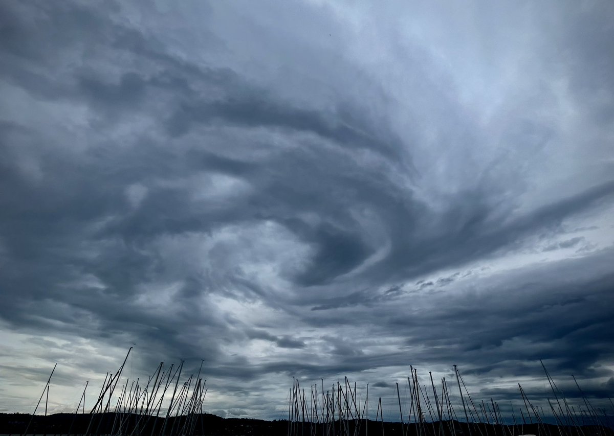 Wetterexperten, @TerliWetter @MarcusWadsak, was war das für ein Wolkenwirbel über dem Bodensee heute Abend?