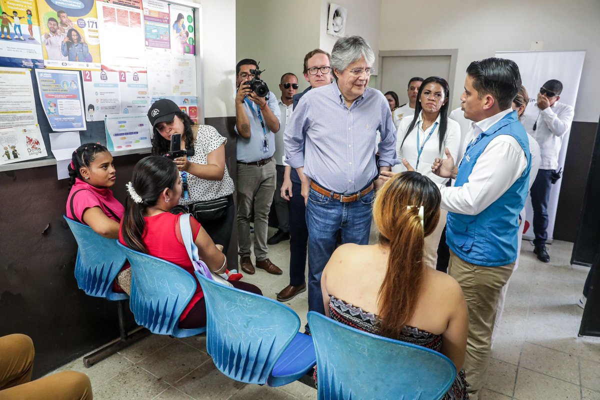 Salud_Ec's tweet photo. 📍#Samborondón | Hoy en el Centro de Salud Tarifa el presidente @LassoGuillermo junto al vicepresidente @ABorreroVega y el secretario de @InfanciaEc, @erwinronquillo, verificaron la entrega del paquete priorizado a mujeres en estado de gestación y niños menores de 24 meses.🤱 https://t.co/TVeZEnn2lw