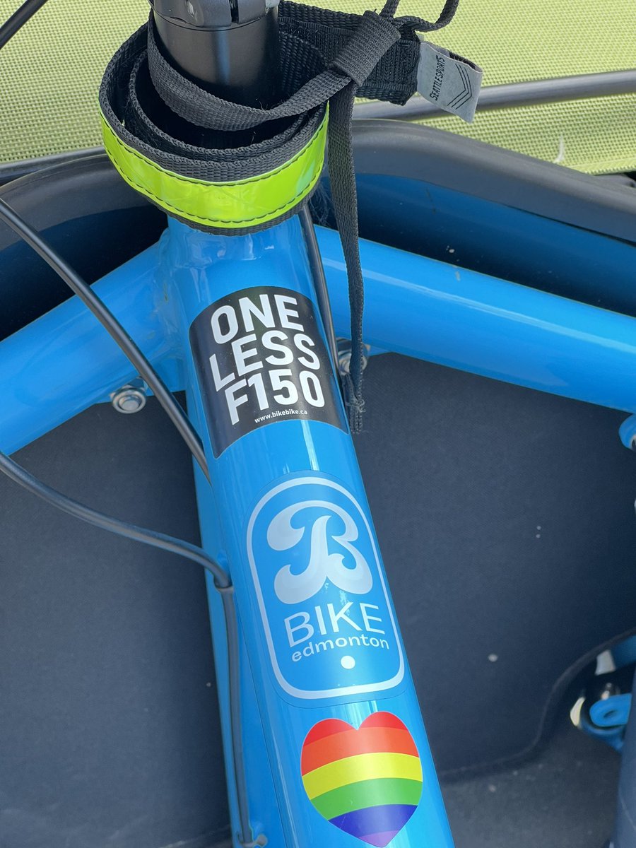 gregglatz's tweet photo. Free valet bike parking in downtown Edmonton! #meetmedowntown #cargobikes #bluebird #longjohn #bullitt #larryvsharry #edm #yeg #edmonton #yeglife #yegliving #onelessf150 https://t.co/F6AZSm6bzJ
