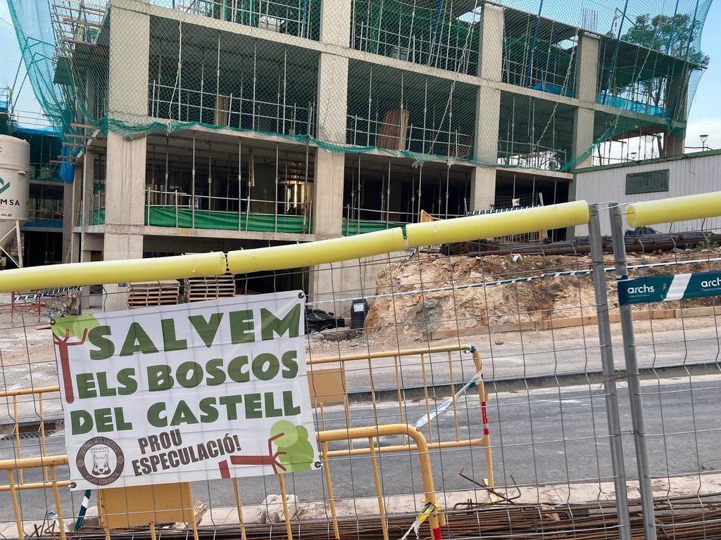 Mesalina3's tweet photo. Us animem a penjar una bandera de Salvel els boscos del Castell a la tanca de les obres del c/ Pietat
#DefensemElCatell https://t.co/TFhK8zHMnN