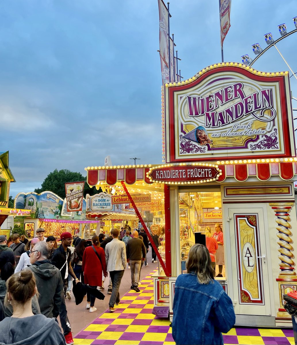 franamati's tweet photo. Nos encontramos con un parque de diversiones retro y entramos. 🎡🌭🎠🍭🎢🥨🇩🇪 https://t.co/vmWxgJM7NR