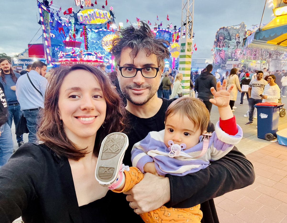 franamati's tweet photo. Nos encontramos con un parque de diversiones retro y entramos. 🎡🌭🎠🍭🎢🥨🇩🇪 https://t.co/vmWxgJM7NR