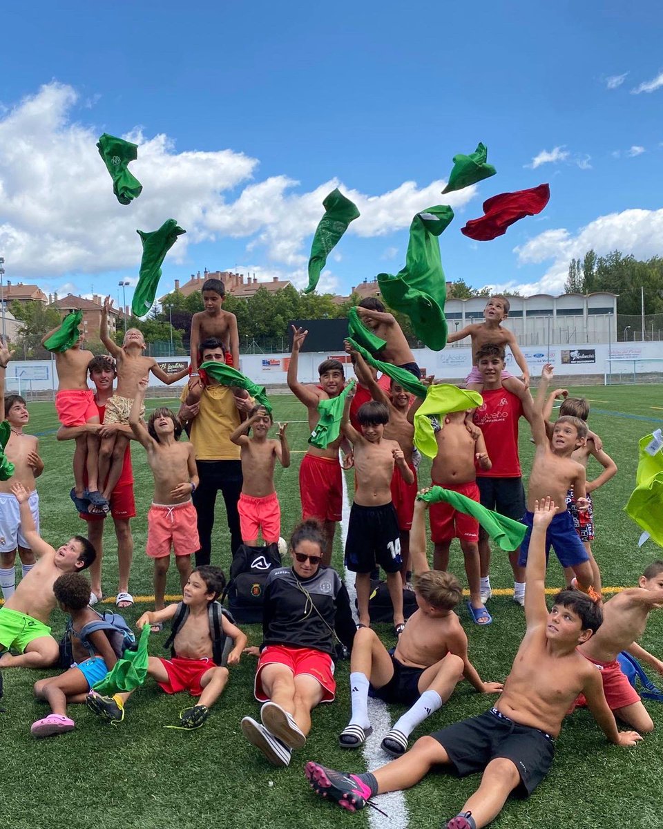 !Finaliza el campus de verano del C.F. Jacetano! ⚽️

Los monitores del campus han visitado a nuestro patrocinador El Acebo para agradecer el apoyo y la colaboración durante estos años! 

Gracias a todos los que habéis colaborado y participado un año más! 🟢🔴