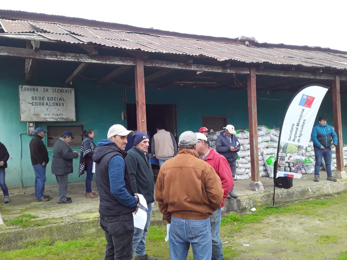 MinagriMaule's tweet photo. #AyudasTempranas✅
Seguimos con entregas de alimentación animal a agricultores No INDAP
Hoy en #SanClemente con alcaldesa María Inés Sepúlveda  atendimos a 132 agricultores y agricultoras, beneficiados con 2002 sacos de cubos de alfalfa para 3744 animales
 Ayuda de $23.026.506 https://t.co/oX3QJYSdE7