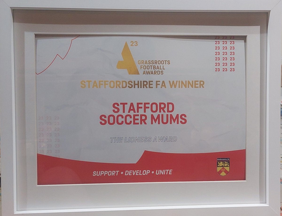 Staffsoccermums's tweet photo. What a night. More than 40 women. Some newbies trained while others had a club tournament with 4 teams involved.
And to cap it all...the club was awarded The Lionesses Award from @StaffordshireFA 
Clubwoman of the Year @vikkiforbes2202 accepted the award from @JakeTriggsSFA https://t.co/aU2Ls2aUKl