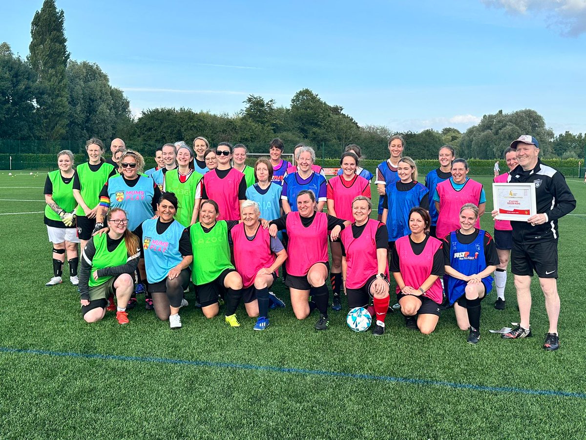 Staffsoccermums's tweet photo. What a night. More than 40 women. Some newbies trained while others had a club tournament with 4 teams involved.
And to cap it all...the club was awarded The Lionesses Award from @StaffordshireFA 
Clubwoman of the Year @vikkiforbes2202 accepted the award from @JakeTriggsSFA https://t.co/aU2Ls2aUKl