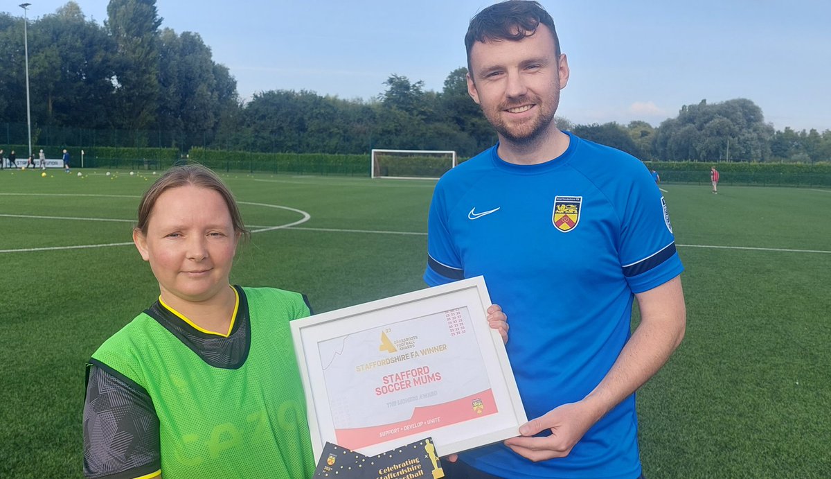 Staffsoccermums's tweet photo. What a night. More than 40 women. Some newbies trained while others had a club tournament with 4 teams involved.
And to cap it all...the club was awarded The Lionesses Award from @StaffordshireFA 
Clubwoman of the Year @vikkiforbes2202 accepted the award from @JakeTriggsSFA https://t.co/aU2Ls2aUKl