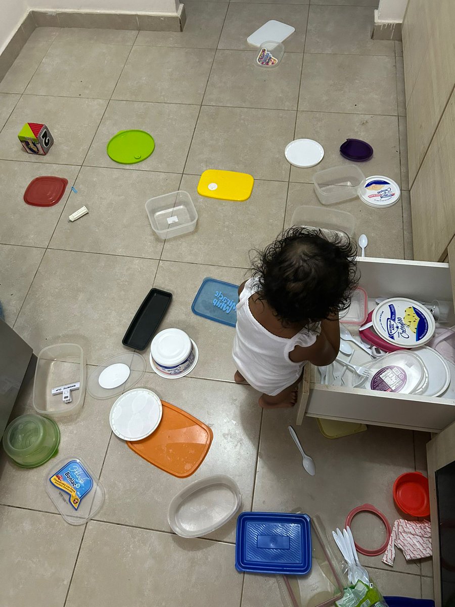 Por que hay tanto silencio,  que estará haciendo la bb? 
Cuando te asomas y ves que esta haciendo la bb 🙂