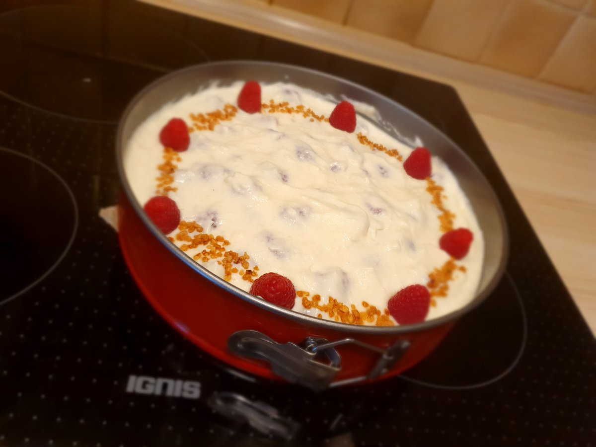 YukyWolf's tweet photo. Oh totally forgot to post here. For my birthday last monday I made some cakes for work :)
First time in a while I did some baking https://t.co/AeAuJil1gw