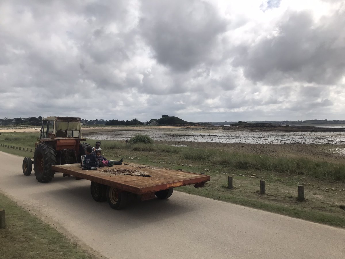 PSimonOF's tweet image. En ces journées de grandes marées, de nombreux amateurs de #pêche à pied et des promeneurs étaient au rendez-vous de l’île #Callot et de sa route submersible, à #Carentec (#Finistère) @OuestFrance29 #Bretagne