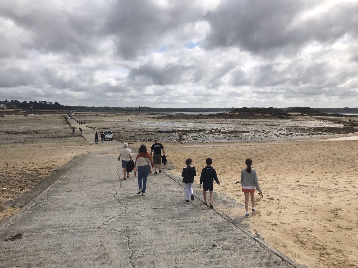 PSimonOF's tweet image. En ces journées de grandes marées, de nombreux amateurs de #pêche à pied et des promeneurs étaient au rendez-vous de l’île #Callot et de sa route submersible, à #Carentec (#Finistère) @OuestFrance29 #Bretagne