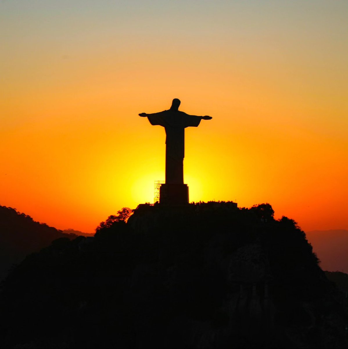 riodejaneiro's tweet photo. O pôr do sol mais bonito do mundo é do Rio... exxxquece 

Quem concorda, respira 😜

📸 @alexandremacieira / Riotur

#pordosol #riodejaneiro #cristoredentor #sol #rio #paraiso #beleza #cidademaravilhosa #iloverio #zerovinteeum https://t.co/qdv6ZqgDjI