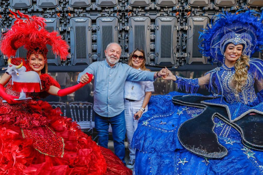 JanjaLula's tweet photo. Encerrando a semana da melhor forma: em Parintins, acompanhando o presidente @LulaOficial no relançamento do Programa Luz Para Todos e sentindo a energia única dos Bois Caprichoso e Garantido 💙❤️ https://t.co/lL3ducr0zl