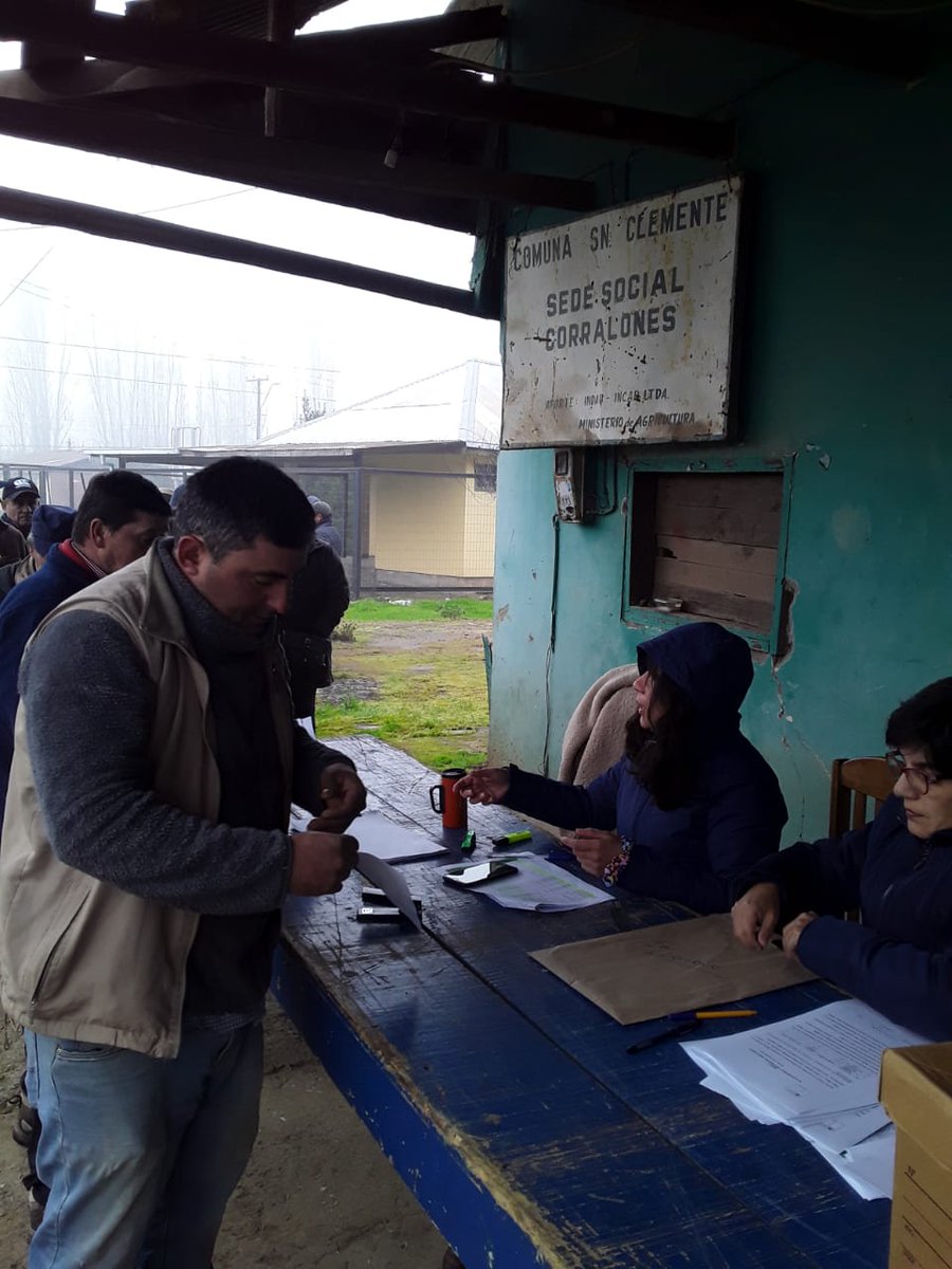 MinagriMaule's tweet photo. #AyudasTempranas✅
Seguimos con entregas de alimentación animal a agricultores No INDAP
Hoy en #SanClemente con alcaldesa María Inés Sepúlveda  atendimos a 132 agricultores y agricultoras, beneficiados con 2002 sacos de cubos de alfalfa para 3744 animales
 Ayuda de $23.026.506 https://t.co/oX3QJYSdE7