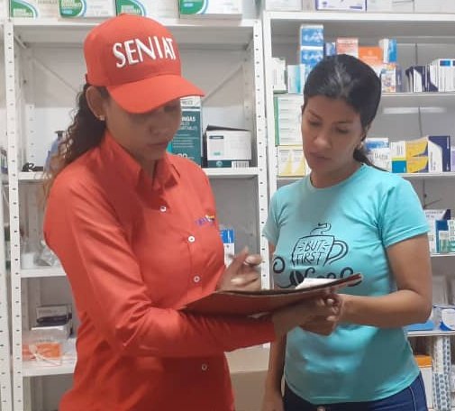 SENIAT_Oficial's tweet photo. Funcionarias de la #RegiónFalcón visitan a contribuyentes con domicilio en la Av. #ElTenis para brindar orientación tributaria en materia de d
Deberes Formales y al cumplimiento de sus obligaciones tributarias.
#GNBArmadosDePaz https://t.co/tBwlfTtOMG