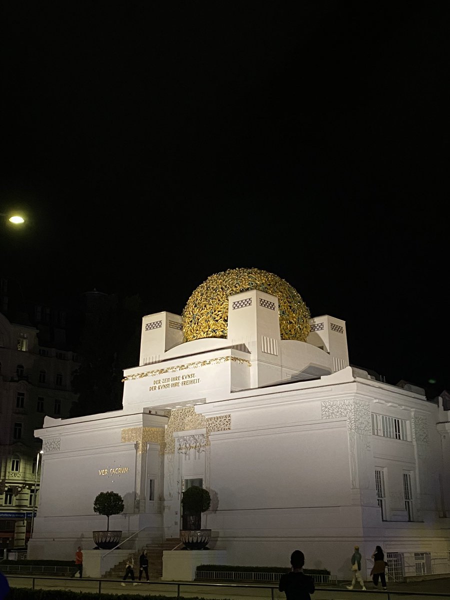 Madame_Poppins's tweet photo. #Vienne #Wien de nuit, câest trĂšs joli. Et 1km5 Ă pied a permis de calmer ma dĂ©ception musicale, les « mĂŽmes » ayant trĂšs vite retrouvĂ© le sourire avec chacun un grand milkshake vanille.
Aufmuntern: verbe signifiant (en gros) revenir Ă une meilleure disposition dâesprit #DLmP đ https://t.co/1csTrm4mSQ