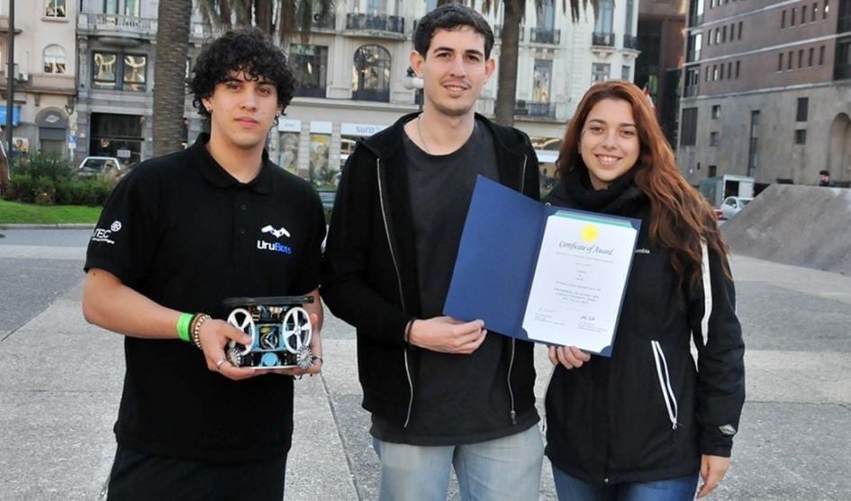 CX146's tweet photo. Estudiantes de UTEC fueron premiados en Mundial de Robótica

El grupo de robótica Urubots, integrado por estudiantes uruguayos y brasileños de dos carreras que la Universidad Tecnológica del Uruguay (UTEC) dicta en Rivera, obtuvo el primer lugar en la subcategoría Mission Impossible United, de la FIRA RoboWorld Cup and Summit 2023. La competencia, en la que participaron 42 delegaciones de ocho países, se desarrolló entre el 17 y el 21 de julio en la ciudad de Wolfenbütten, Alemania.