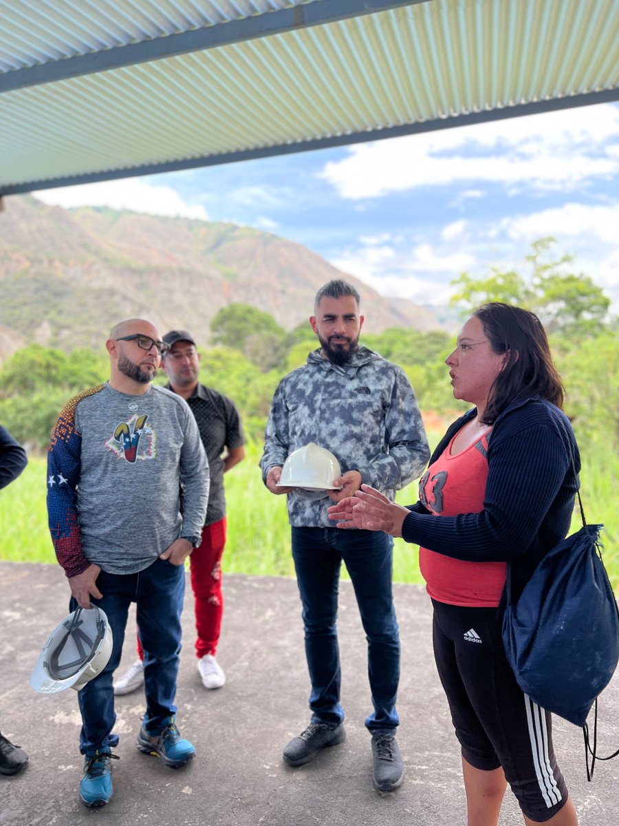 Minpescave2's tweet photo. En nuestro despliegue a #Mérida se están evaluando los escenarios, necesidades y nudos críticos para avanzar con el reimpulso productivo de la truchicultura en  en la región.

@NicolasMaduro
@Jcloyo
#GNBArmadosDePaz https://t.co/AQAu8KBj62