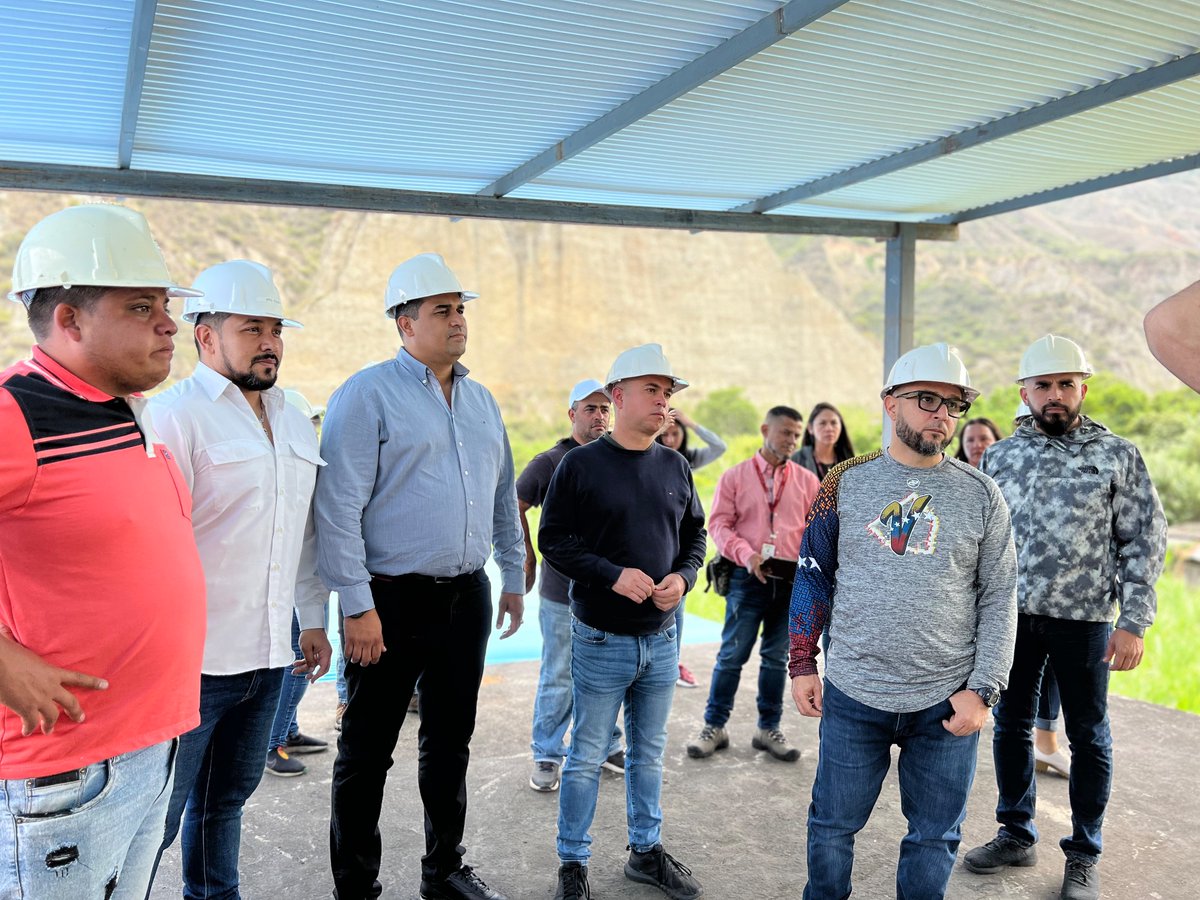 Minpescave2's tweet photo. En nuestro despliegue a #Mérida se están evaluando los escenarios, necesidades y nudos críticos para avanzar con el reimpulso productivo de la truchicultura en  en la región.

@NicolasMaduro
@Jcloyo
#GNBArmadosDePaz https://t.co/AQAu8KBj62