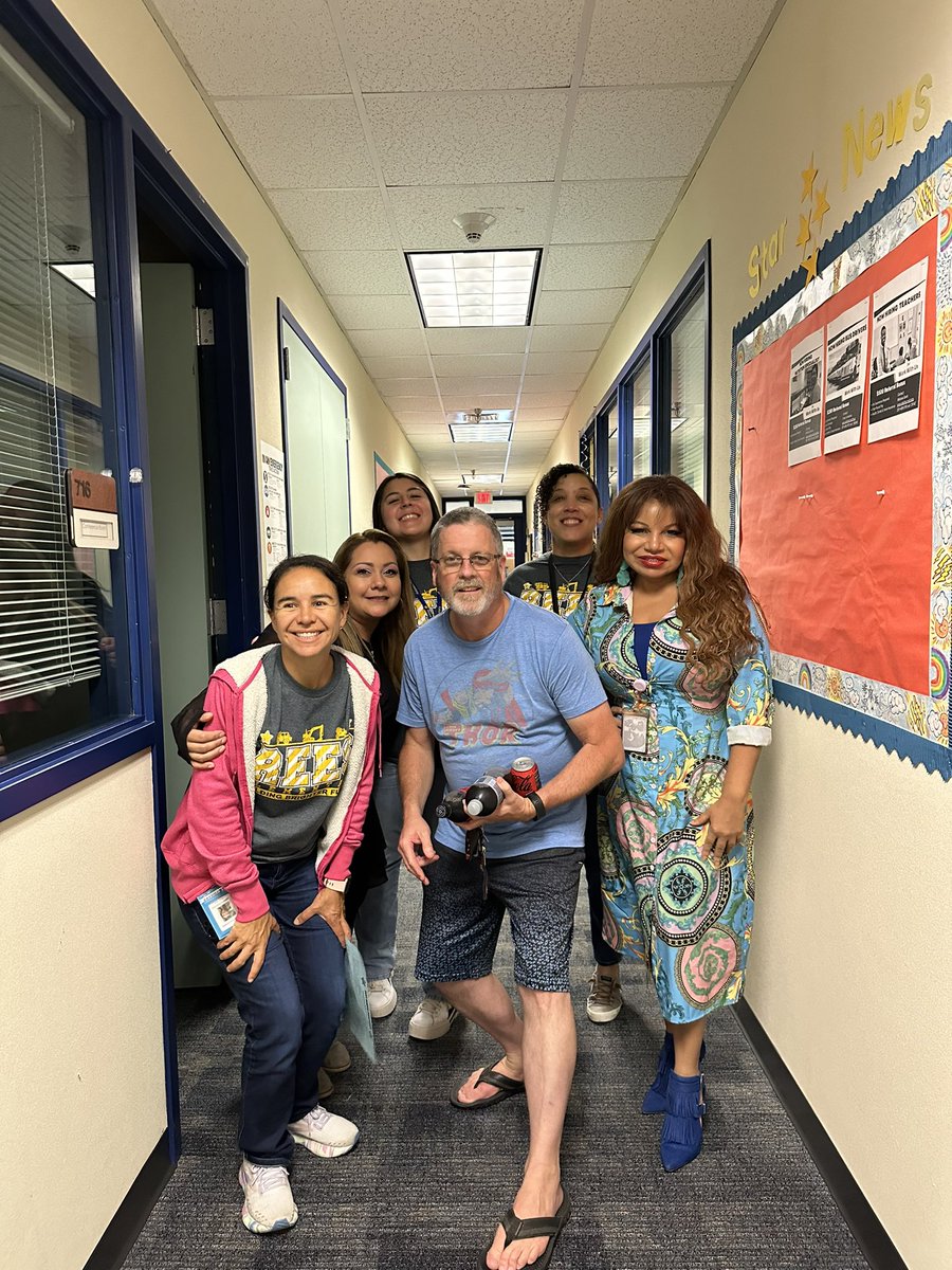 hurtadom2's tweet photo. 1st grade with area superintendent @ReesStars #lifeofastar2023 https://t.co/eEKoh5Gbu8