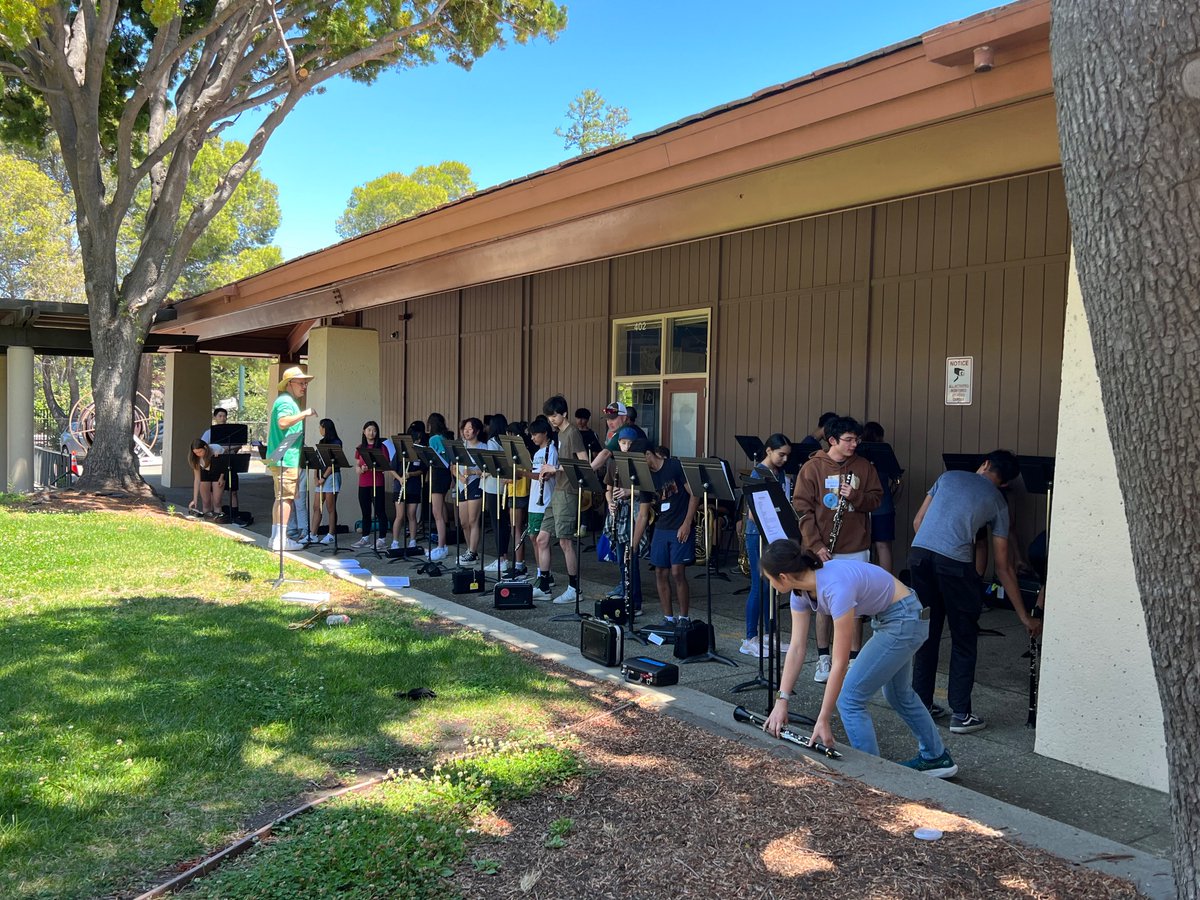 EOlahPAUSD's tweet photo. When the power goes out, we improvise. The Paly band found some shade to keep practicing after the lights  went out. #Innovation #PAUSDPromise https://t.co/1QSsa8lQaf