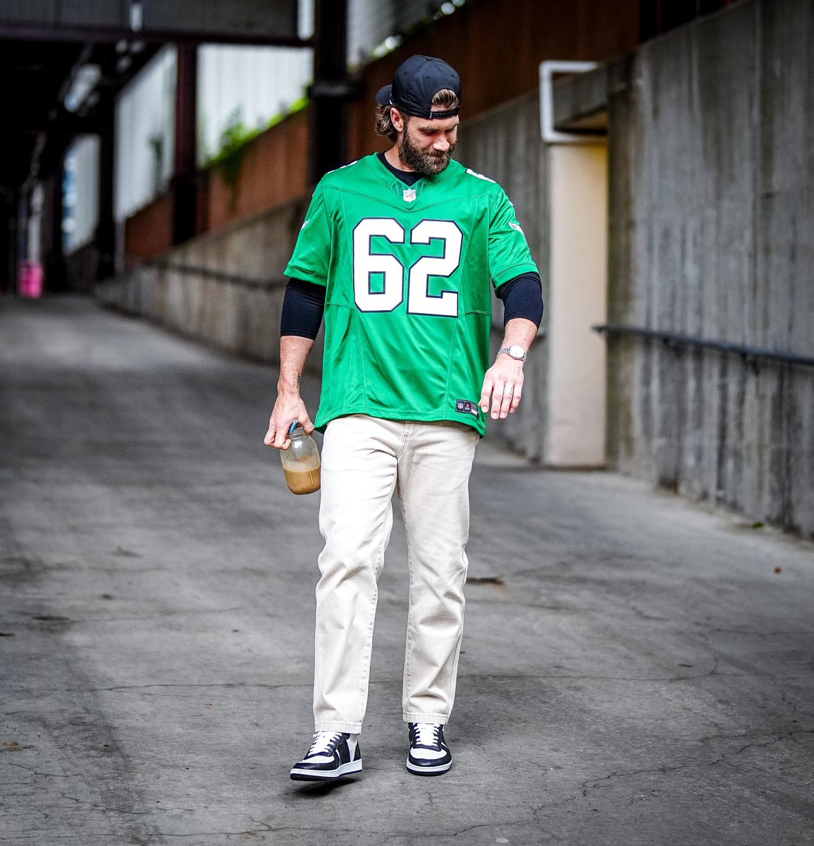 PHLEaglesNation's tweet photo. Bryce Harper rocking a @JasonKelce Kelly Green arriving to the ballpark today. 🦅⚾️

#Eagles

( 📸: @Phillies ) https://t.co/OfZOnXYNvG