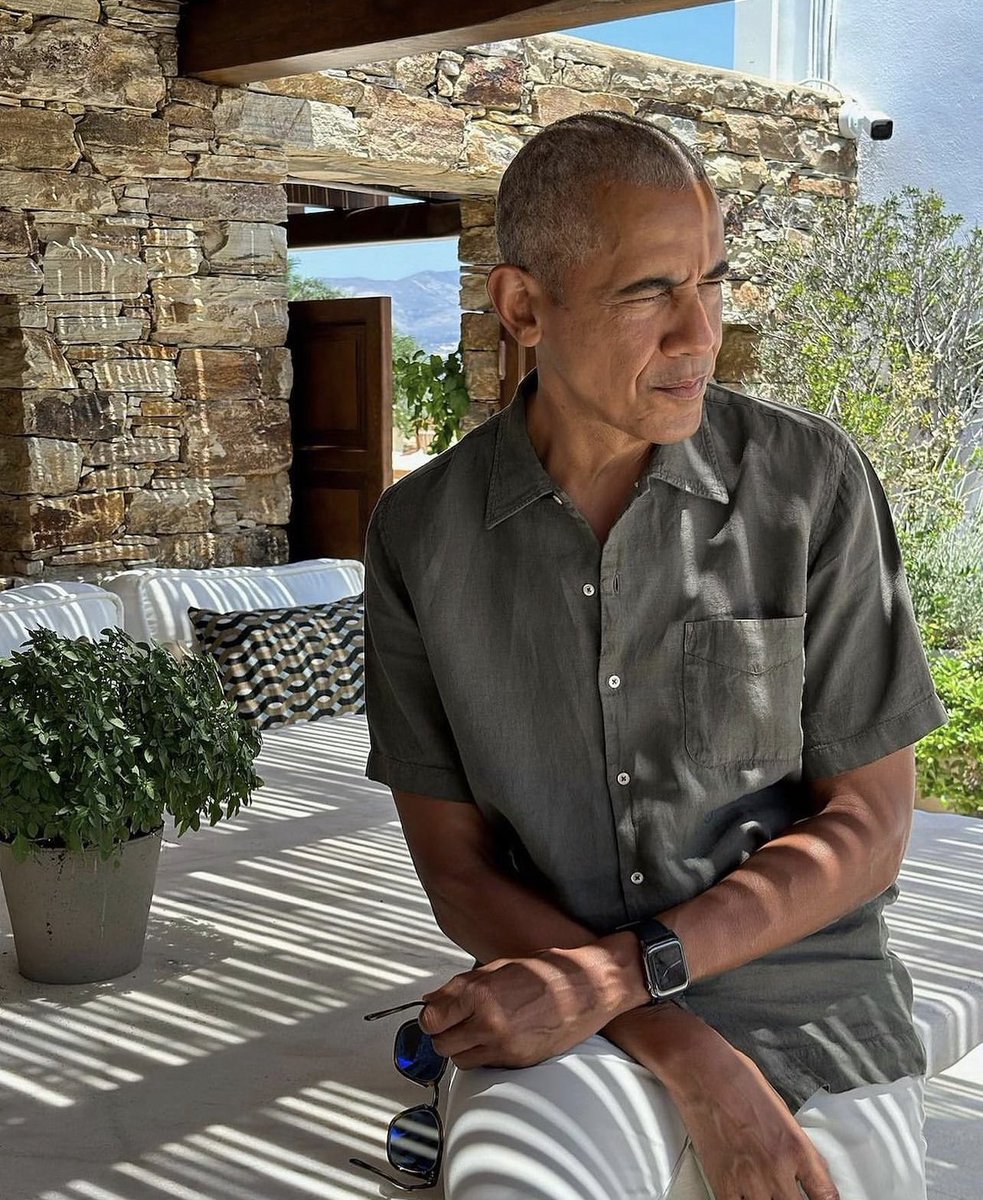 Essence's tweet image. Happy Birthday to the smoothest, the coolest, the dapper, our favorite President @barackobama ! 

Happy Birthday Big O! Read more about President Obama at ESSENCE.com