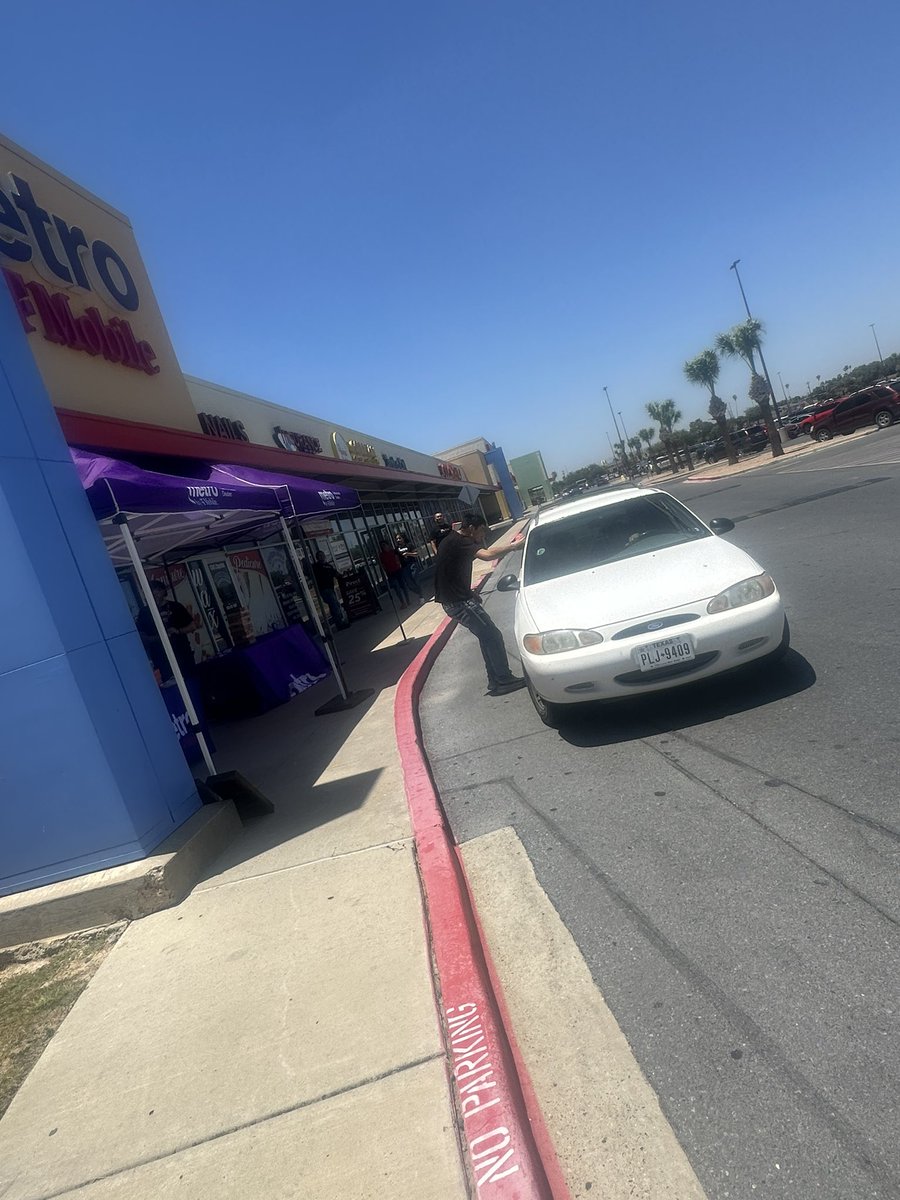 Cynthia87575389's tweet photo. Another great Back to school event for all our amazing customers at Metro. T Tmobile @purely_wireless https://t.co/RbGvr0hHcg