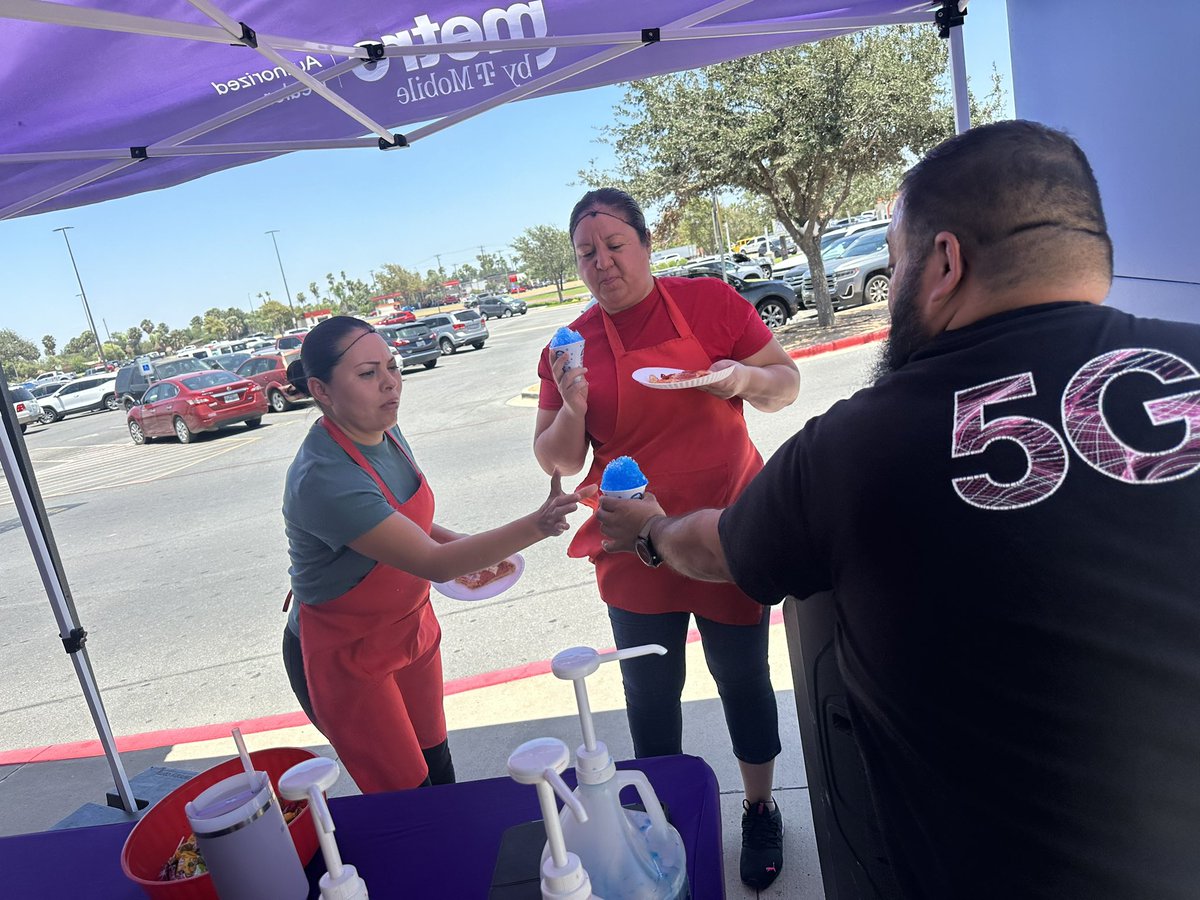 Cynthia87575389's tweet photo. Another great Back to school event for all our amazing customers at Metro. T Tmobile @purely_wireless https://t.co/RbGvr0hHcg