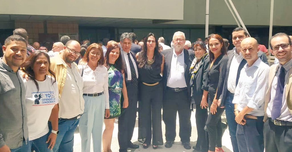 JesusIsraelFern's tweet photo. @cnprimariave  Acto Solemne de  La Primaria Presidencial 2023 sociedad civil, instituciones, cuerpo diplomático, partidos políticos y personalidades. Los Candidatos firmaron compromiso de Programa Mínimo de Gobierno.
@VoluntadPopular @freddysuperlano
#ComprometidosConVzla https://t.co/AnYF6jX2oL