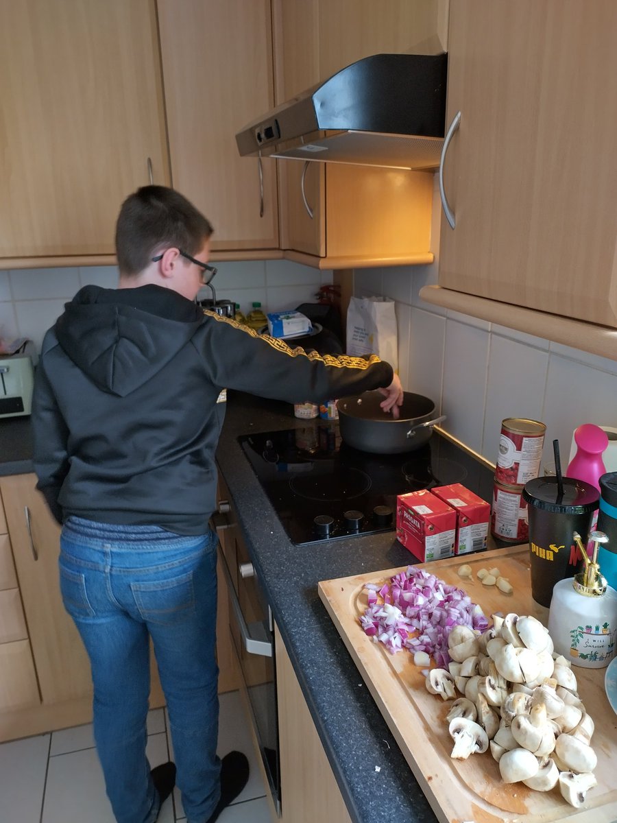 ScientistM4tt's tweet photo. We had plenty of food and lots of fun making our healthy lentil Bolognese for dinner courtesy of @BirchgrovePrm @PentrebaneSquad @FoodandFunCdiff https://t.co/4rctCJa5Co
