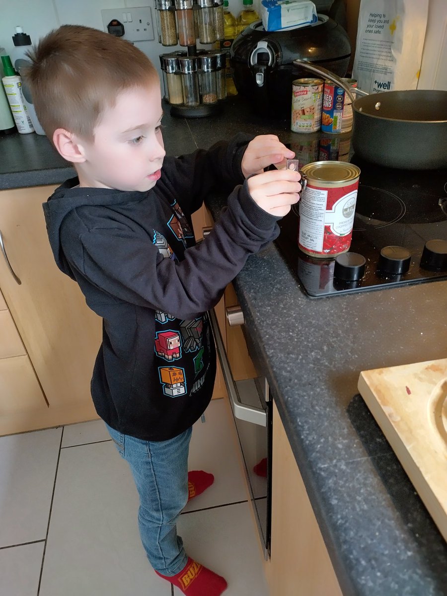 ScientistM4tt's tweet photo. We had plenty of food and lots of fun making our healthy lentil Bolognese for dinner courtesy of @BirchgrovePrm @PentrebaneSquad @FoodandFunCdiff https://t.co/4rctCJa5Co