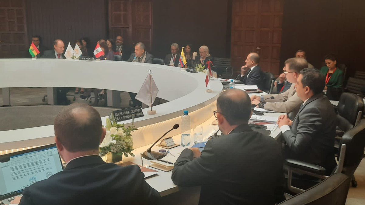 CancilleriaEc's tweet photo. El vicecanciller Carlos Larrea, participó en la Reunión Ampliada con la Comisión de la Comunidad Andina en la cual se realizó el traspaso de la Presidencia Pro Tempore del organismo andino de Perú a Bolivia; ratificando el fortalecimiento de la cooperación e integración regional. https://t.co/RBWGGUkUC8